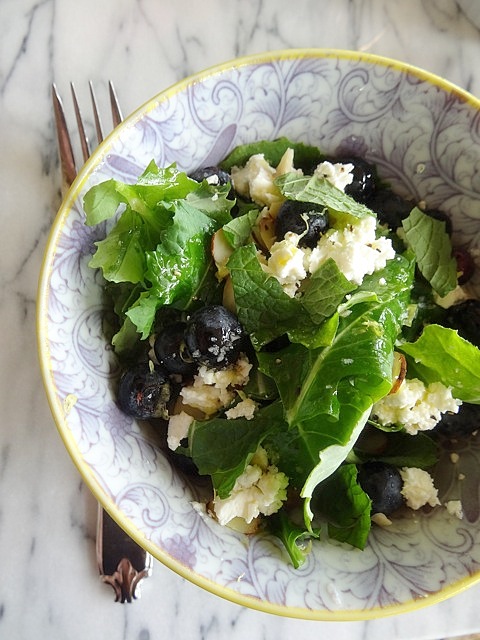 Kale & Blueberries - Go Getters' Guide to: A simple & delish salad