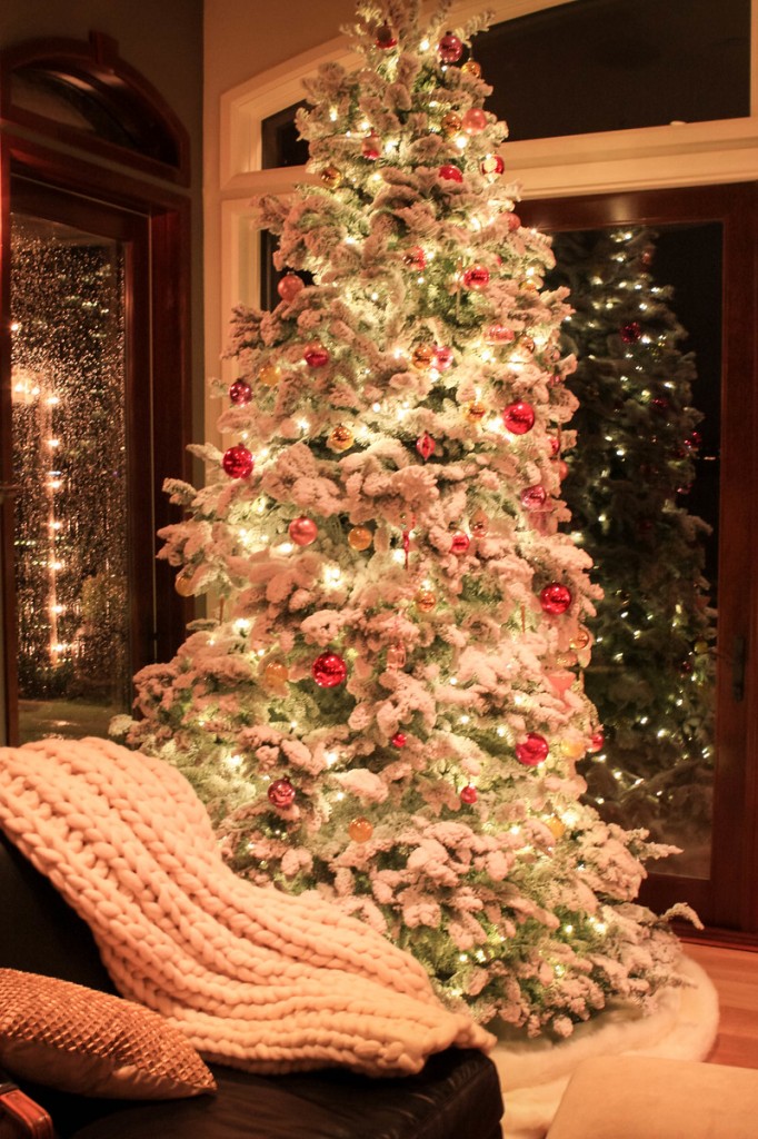 White Flocked Christmas Tree - Monica Hart via La Famiglia Design  Image: Stefanie Knowlton Photography